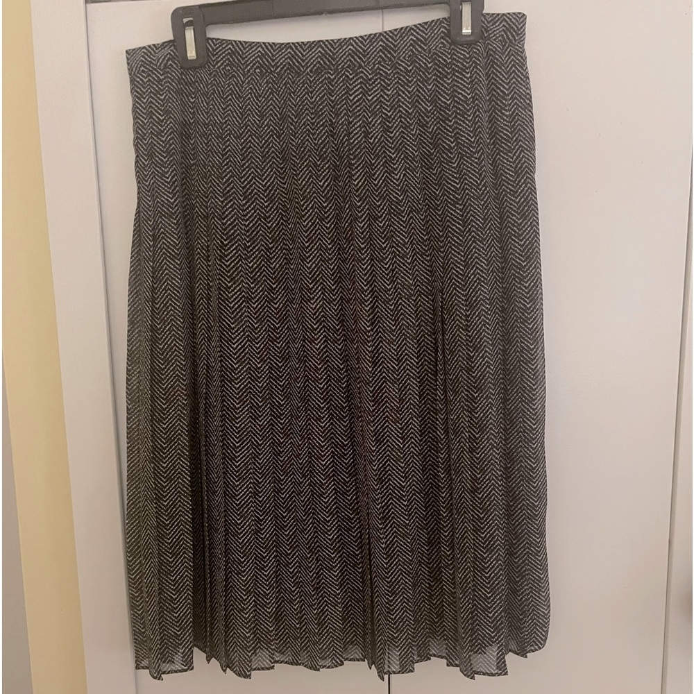 Pleated skirt. Lightweight.